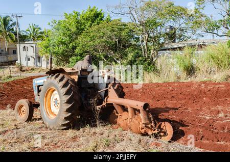 Pflügen Land Für Landwirtschaftliche Zwecke Stockfoto