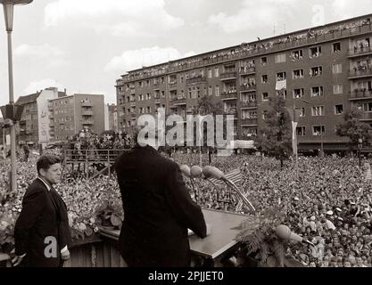 ST-C230-37-63 26. Juni 1963 Europareise: Deutschland, Westberlin, Präsident Kennedy spricht die Menge im Rathaus an Bitte schreiben Sie Cecil Stoughton hoch. Fotos Vom Weißen Haus. John F. Kennedy Presidential Library and Museum, Boston“ Stockfoto