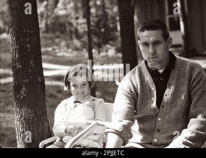 ST-M25-2-63 5. Mai 1963 Caroline Kennedy (CBK) in Camp David. [Schwarze Linien im Negativen.] Bitte schreiben Sie 'Cecil Stoughton. Fotos Vom Weißen Haus. John F. Kennedy Presidential Library and Museum, Boston“ Stockfoto