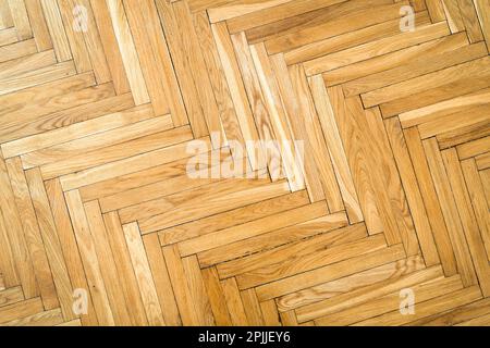 Parkettfußboden aus Holz. Altes altmodisches Parkett auf dem Boden im Wohnzimmer. Innenraumkonzept. Hochwertiges Foto Stockfoto