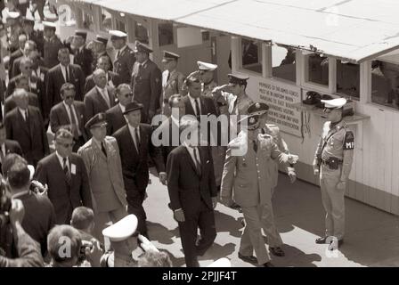 ST-C230-1-63 26. Juni 1963 Reise nach Europa: Deutschland, Westberlin: Präsident Kennedy am Checkpoint Charlie Bitte schreiben Sie 'Cecil Stoughton. Fotos Vom Weißen Haus. John F. Kennedy Presidential Library and Museum, Boston“ Stockfoto