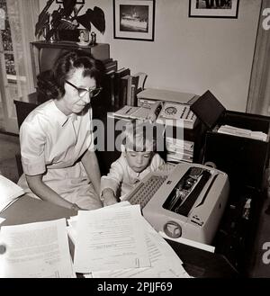 KN-C28848 30. Mai 1963 John F. Kennedy, Jr., mit Präsident Kennedy, Evelyn Lincoln, Schwester Maude Shaw, Marinebegleiter des Präsidenten Captain Tazewell Shepard und andere Personen im Büro des Präsidenten vor der Gedenkfeier [der Platz in der linken unteren Ecke ist ursprünglich negativ.] Bitte schreiben Sie Robert Knudsen. Fotos Vom Weißen Haus. John F. Kennedy Presidential Library and Museum, Boston“ Stockfoto