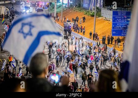 Tel Aviv, Israel. 01. April 2023. Demonstranten marschieren auf dem Ayalon Highway während einer Anti-Reform-Demonstration. Die Proteste gegen die Justizreform des israelischen Ministerpräsidenten Benjamin Netanjahu zeigten am Samstag keine Anzeichen für einen Abbruch, obwohl sie diese Woche vom kämpfenden Ministerpräsidenten ausgesetzt wurde, als Zehntausende auf die Straße gingen, um ihre vollständige Abschaffung zu fordern. Kredit: SOPA Images Limited/Alamy Live News Stockfoto