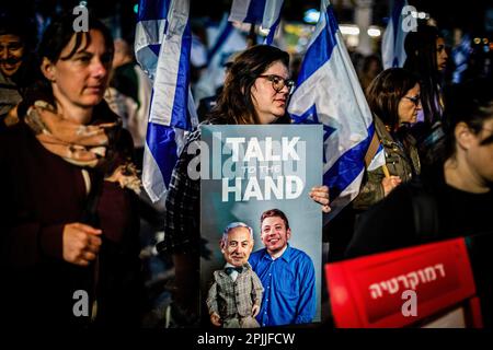 Tel Aviv, Israel. 01. April 2023. Ein Demonstrante hält ein Plakat, auf dem der israelische Premierminister Benjamin Netanjahu als Marionette seines Sohnes Yair während einer Anti-Reformen-Demonstration gezeigt wird. Die Proteste gegen die Justizreform des israelischen Ministerpräsidenten Benjamin Netanjahu zeigten am Samstag keine Anzeichen für einen Abbruch, obwohl sie diese Woche vom kämpfenden Ministerpräsidenten ausgesetzt wurde, als Zehntausende auf die Straße gingen, um ihre vollständige Abschaffung zu fordern. Kredit: SOPA Images Limited/Alamy Live News Stockfoto