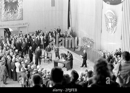 KN-29197 23. Juni 1963: Europareise von Präsident John F. Kennedy. Präsident Kennedy unterzeichnet das Goldene Buch während einer Begrüßungszeremonie von Oberburgermeister Theo Burauen in Köln. Präsident Kennedy ist von einer Gruppe von Gästen umgeben, darunter der westdeutsche Bundeskanzler Konrad Adenauer (teilweise versteckt). Council Chambers, Köln Rathus, Köln, Deutschland. Bitte schreiben Sie Robert Knudsen. Fotos Vom Weißen Haus. John F. Kennedy Presidential Library and Museum, Boston“ Stockfoto