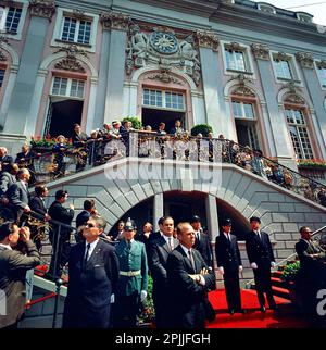 KN-C29295 Am 23. Juni 1963 spricht Präsident John F. Kennedy vor einer versammelten Menge auf dem Marktplatz, während er auf der Treppe des Rathaus steht. Auf dem Foto sind unter anderem Präsident Kennedy, Dolmetscher Robert H. Lochner, Eunice Shriver (teilweise versteckt), Beamte und Zuschauer zu sehen. Rathaus, Bonn, Deutschland. Bitte schreiben Sie Robert Knudsen. Fotos Vom Weißen Haus. John F. Kennedy Presidential Library and Museum, Boston“ Stockfoto