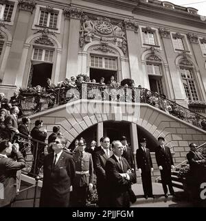 KN-C29295 Am 23. Juni 1963 spricht Präsident John F. Kennedy vor einer versammelten Menge auf dem Marktplatz, während er auf der Treppe des Rathaus steht. Auf dem Foto sind unter anderem Präsident Kennedy, Dolmetscher Robert H. Lochner, Eunice Shriver (teilweise versteckt), Beamte und Zuschauer zu sehen. Rathaus, Bonn, Deutschland. Bitte schreiben Sie Robert Knudsen. Fotos Vom Weißen Haus. John F. Kennedy Presidential Library and Museum, Boston“ Stockfoto