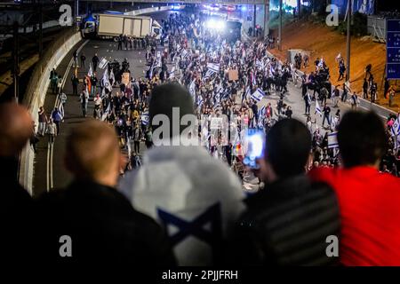 Tel Aviv, Israel. 01. April 2023. Demonstranten Filmen eine Gruppe von Demonstranten, die während einer Anti-Reform-Demonstration auf der Autobahn von Ayalon marschieren. Die Proteste gegen die Justizreform des israelischen Ministerpräsidenten Benjamin Netanjahu zeigten am Samstag keine Anzeichen für einen Abbruch, obwohl sie diese Woche vom kämpfenden Ministerpräsidenten ausgesetzt wurde, als Zehntausende auf die Straße gingen, um ihre vollständige Abschaffung zu fordern. (Foto: Eyal Warshavsky/SOPA Images/Sipa USA) Guthaben: SIPA USA/Alamy Live News Stockfoto