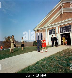 ST-C369-40-63 27. Oktober 1963 Wochenende in Atoka: President und Mrs. Kennedy mit Kindern verlassen die Kirche, Middleburg Community Center, 10:40am. [Weiße Flecken im Negativen. Kratzer auf der oberen Hälfte des Negativs.] Bitte schreiben Sie 'Cecil Stoughton. Fotos Vom Weißen Haus. John F. Kennedy Presidential Library and Museum, Boston“ Stockfoto