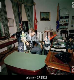 ST-C372-6-63 31. Oktober 1963 Präsident Kennedy mit Caroline Kennedy (CBK) und John F. Kennedy, Jr. (JFK, Jr.), in Halloween-Kostümen. Bitte schreiben Sie 'Cecil Stoughton. Fotos Vom Weißen Haus. John F. Kennedy Presidential Library and Museum, Boston“ Stockfoto