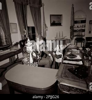 ST-C372-6-63 31. Oktober 1963 Präsident Kennedy mit Caroline Kennedy (CBK) und John F. Kennedy, Jr. (JFK, Jr.), in Halloween-Kostümen. Bitte schreiben Sie 'Cecil Stoughton. Fotos Vom Weißen Haus. John F. Kennedy Presidential Library and Museum, Boston“ Stockfoto