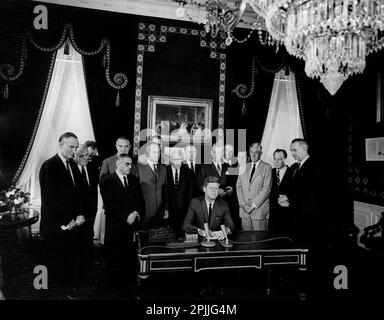 AR8158.-A7. Oktober 1963 Unterschriftszeremonie, Atomteststoppvertrag Bitte loben Sie Abbie Rowe. Fotos Vom Weißen Haus. John F. Kennedy Presidential Library and Museum, Boston“ Stockfoto