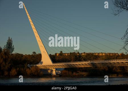 Redding, Kalifornien, USA - 22. November 2021: Sonnenschein am späten Nachmittag auf der Sundial Bridge im Zentrum von Redding. Stockfoto