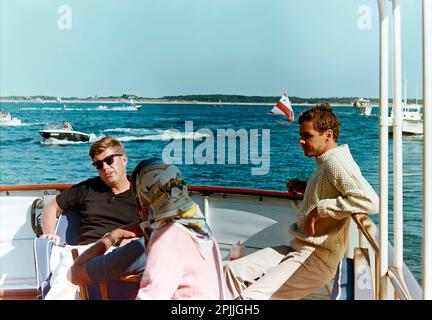 ST-C283-38-63 31. August 1963 Labor Day Weekend im Hafen von Hyannis: Kennedy Family on Yacht, President Kennedy, First Lady Jacqueline Kennedy (JBK), Caroline Kennedy (CBK), John F. Kennedy, Jr. (JFK Jr.) Kennedy Cousins, Steven E. Smith, bitte schreiben Sie Cecil Stoughton hoch. Fotos Vom Weißen Haus. John F. Kennedy Presidential Library and Museum, Boston“ Stockfoto