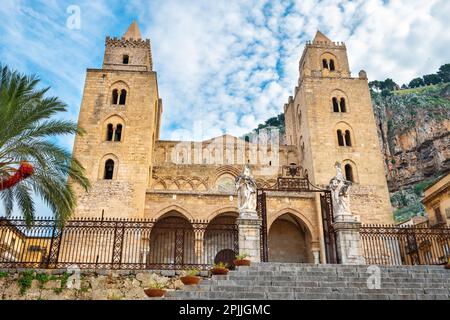 Kathedrale San Salvatore auf der Piazza Duomo in Cefalu. Sizilien, Italien Stockfoto