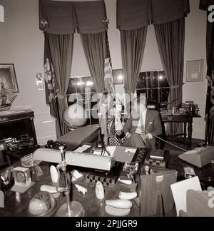 ST-C372-1-63 31. Oktober 1963 Präsident Kennedy mit Caroline Kennedy (CBK) und John F. Kennedy, Jr. (JFK, Jr.), in Halloween-Kostümen. [Kratzer auf dem Bild sind originell bis ins Negative.] Bitte schreiben Sie 'Cecil Stoughton. Fotos Vom Weißen Haus. John F. Kennedy Presidential Library and Museum, Boston“ Stockfoto