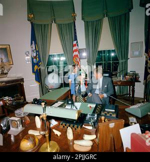 ST-C372-1-63 31. Oktober 1963 Präsident Kennedy mit Caroline Kennedy (CBK) und John F. Kennedy, Jr. (JFK, Jr.), in Halloween-Kostümen. [Kratzer auf dem Bild sind originell bis ins Negative.] Bitte schreiben Sie 'Cecil Stoughton. Fotos Vom Weißen Haus. John F. Kennedy Presidential Library and Museum, Boston“ Stockfoto