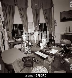 ST-C372-5-63 31. Oktober 1963 Präsident Kennedy mit Caroline Kennedy (CBK) und John F. Kennedy, Jr. (JFK, Jr.), in Halloween-Kostümen, bitte schreiben Sie Cecil Stoughton. Fotos Vom Weißen Haus. John F. Kennedy Presidential Library and Museum, Boston“ Stockfoto