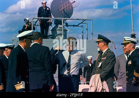 ST-C407-8-63 16. November 1963 Reise nach Maryland, New York und Florida: USS Observation Island, Start einer Polaris-Rakete, 11:45am. Bitte schreiben Sie 'Cecil Stoughton. Fotos Vom Weißen Haus. John F. Kennedy Presidential Library and Museum, Boston“ Stockfoto