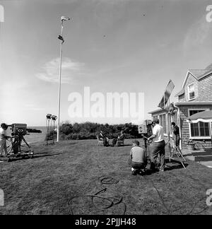 ST-399-1-63 2. September 1963 Präsident John F. Kennedy wird von Walter Cronkite interviewt. Sowohl Präsident Kennedy als auch Walter Cronkite sitzen draußen in Korbstühlen, während die CBS-Fernsehcrew das Interview filmt. Squaw Island, Hyannis Port, Massachusetts. Bitte schreiben Sie 'Cecil Stoughton. Fotos Vom Weißen Haus. John F. Kennedy Presidential Library and Museum, Boston“ Stockfoto