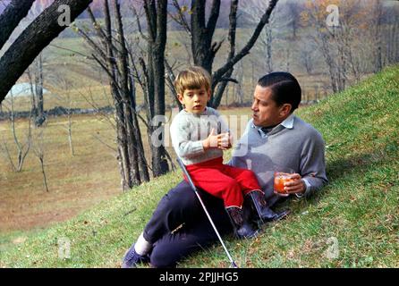 ST-C387-8-63 10. November 1963 John F. Kennedy, Jr. sitzt zusammen mit dem Freund der Familie Benjamin C. Bradlee im Familienwohnheim Kennedy, Wexford, in Atoka, Virginia. Bitte schreiben Sie: 'Cecil Stoughton, Weißes Haus/John F. Kennedy Library, Boston. Stockfoto