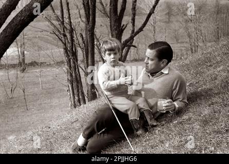 ST-C387-8-63 10. November 1963 John F. Kennedy, Jr. sitzt zusammen mit dem Freund der Familie Benjamin C. Bradlee im Familienwohnheim Kennedy, Wexford, in Atoka, Virginia. Bitte schreiben Sie: 'Cecil Stoughton, Weißes Haus/John F. Kennedy Library, Boston. Stockfoto