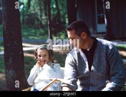 ST-M25-1-63 5. Mai 1963 Caroline Kennedy (CBK) in Camp David. [Schwarze Linien im Negativen.] Bitte schreiben Sie 'Cecil Stoughton. Fotos Vom Weißen Haus. John F. Kennedy Presidential Library and Museum, Boston“ Stockfoto