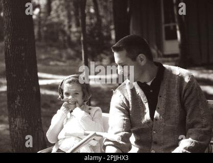 ST-M25-1-63 5. Mai 1963 Caroline Kennedy (CBK) in Camp David. [Schwarze Linien im Negativen.] Bitte schreiben Sie 'Cecil Stoughton. Fotos Vom Weißen Haus. John F. Kennedy Presidential Library and Museum, Boston“ Stockfoto