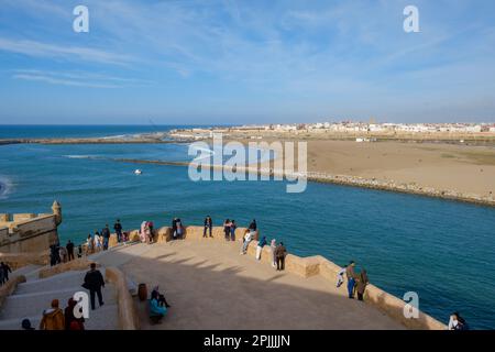 Rabat, Marokko - 1. März 2020 : Touristen und Einheimische genießen den Blick auf den Strand in Rabat Marokko Stockfoto