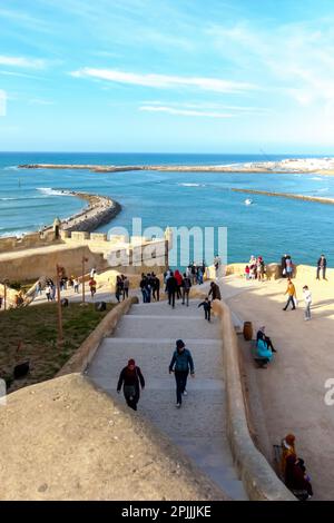 Rabat, Marokko - 1. März 2020 : Touristen und Einheimische gehen auf Treppen zum Strand in Rabat Marokko Stockfoto