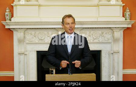 Dossierfoto vom 04.08/05, von dem damaligen Premierminister Tony Blair, der eine Erklärung vor den Medien in Downing Street, London, zur Lage in Nordirland abgab. Das Karfreitagsabkommen sollte nur mit Zustimmung der Gemeinschaft in Nordirland geändert werden, wie der ehemalige Premierminister Sir Tony Blair gewarnt hat. Ausgabedatum: Montag, 3. April 2023. Stockfoto