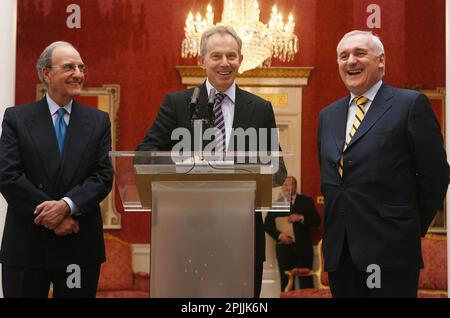 Dossierfoto vom 11.04/08, US-Senator George Mitchell (von links nach rechts), ehemaliger Premierminister Tony Blair und scheidender irischer Premierminister Bertie Ahern, während eines Treffens in Dublin Castle, das Teil einer Reihe von Veranstaltungen anlässlich des 10. Jahrestages des Karfreitagsabkommens war. Sir Tony Blair und Bertie Ahern haben den Geist der englisch-irischen Teamarbeit und Partnerschaft begrüßt, der die unter hohem Druck stehenden Verhandlungen kennzeichnete, durch die Nordirlands historisches Karfreitagsabkommen zustande kam. Ausgabedatum: Montag, 3. April 2023. Stockfoto