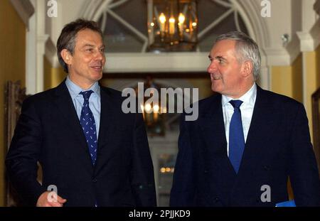 Dossierfoto vom 17. Oktober 12/03 von damaligem Premierminister Tony Blair (links) und anschließend irischem Taoiseach, Bertie Ahern, bei einem Treffen in Downing Street, London, anlässlich des ersten einer Reihe von Treffen mit Herrn Blair und Nordirlands für den Karfreitagsvertrag eintretenden Parteien. Der ehemalige taoiseach betrachtet die anhaltende Instabilität der politischen Institutionen Nordirlands als eines seiner größten Bedauernde von den Gesprächen über das Karfreitagsabkommen. Ausgabedatum: Montag, 3. April 2023. Stockfoto