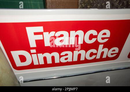 Bordeaux , Aquitaine Frankreich - 03 31 2023 : france dimanche Logo und Textzeichen der Wochenzeitungszeitung International News Stockfoto