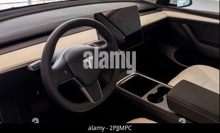 Bordeaux , Aquitaine France - 03 31 2023 : Tesla Model y elektrisches Auto, Innenlenkradkonsole Stockfoto