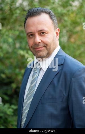 Mann im Anzug, der draußen in die Kamera schaut Stockfoto