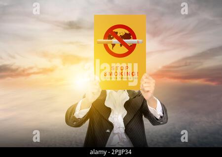 Geschäftsfrau mit Rauchverbot-Schild. Konzept Des Weltnichtrauchertages Stockfoto