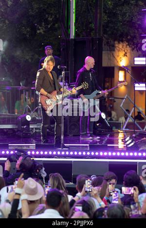 Austin Texas, USA, März 29 2023: Der viermalige Grammy-preisgekrönte Country-Sänger KEITH URBAN tritt auf der Bühne bei einem Country Music Television (CMT) Awards auf, der auf einer Bühne im Freien im Zentrum aufzeichnet. 3.000 Fans packten die Congress Avenue, um Urban, einen Australier, und andere CMT Country-Stars im Schatten des Texas Capitol zu hören. Kredit: Bob Daemmrich/Alamy Live News Stockfoto