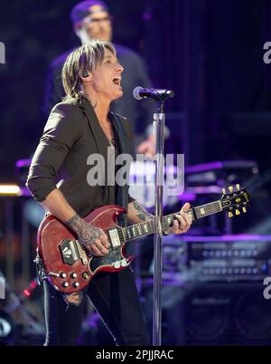 Austin Texas, USA, März 29 2023: Der viermalige Grammy-preisgekrönte Country-Sänger KEITH URBAN tritt auf der Bühne bei einem Country Music Television (CMT) Awards auf, der auf einer Bühne im Freien im Zentrum aufzeichnet. 3.000 Fans packten die Congress Avenue, um Urban, einen Australier, und andere CMT Country-Stars im Schatten des Texas Capitol zu hören. Kredit: Bob Daemmrich/Alamy Live News Stockfoto