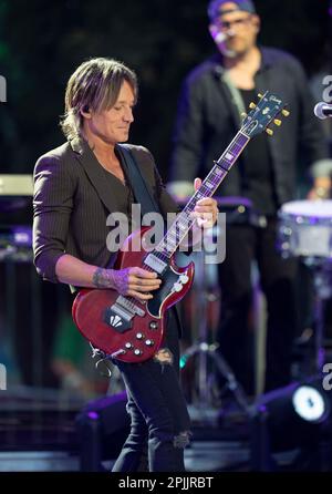Austin Texas, USA, März 29 2023: Der viermalige Grammy-preisgekrönte Country-Sänger KEITH URBAN tritt auf der Bühne bei einem Country Music Television (CMT) Awards auf, der auf einer Bühne im Freien im Zentrum aufzeichnet. 3.000 Fans packten die Congress Avenue, um Urban, einen Australier, und andere CMT Country-Stars im Schatten des Texas Capitol zu hören. Kredit: Bob Daemmrich/Alamy Live News Stockfoto