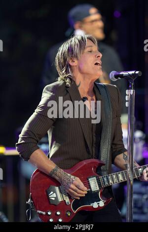 Austin Texas, USA, März 29 2023: Der viermalige Grammy-preisgekrönte Country-Sänger KEITH URBAN tritt auf der Bühne bei einem Country Music Television (CMT) Awards auf, der auf einer Bühne im Freien im Zentrum aufzeichnet. 3.000 Fans packten die Congress Avenue, um Urban, einen Australier, und andere CMT Country-Stars im Schatten des Texas Capitol zu hören. Kredit: Bob Daemmrich/Alamy Live News Stockfoto