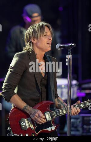 Austin Texas, USA, März 29 2023: Der viermalige Grammy-preisgekrönte Country-Sänger KEITH URBAN tritt auf der Bühne bei einem Country Music Television (CMT) Awards auf, der auf einer Bühne im Freien im Zentrum aufzeichnet. 3.000 Fans packten die Congress Avenue, um Urban, einen Australier, und andere CMT Country-Stars im Schatten des Texas Capitol zu hören. Kredit: Bob Daemmrich/Alamy Live News Stockfoto