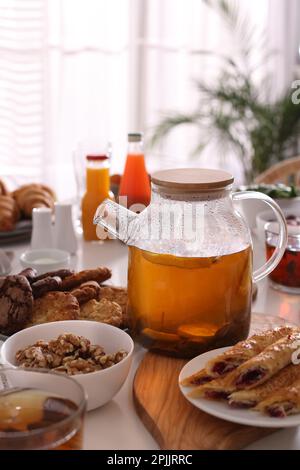 Viele verschiedene Gerichte werden zum Brunch am Büfetttisch serviert Stockfoto