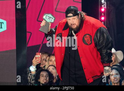 Austin, USA. 02. April 2023. Jelly Roll, Gewinner des Male Breakthrough Video of the Year „Son of a Sünder“, spricht auf der Bühne bei den CMT Music Awards 2023 im Moody Center am 02. April 2023 in Austin, Texas. Foto: Amy Price/imageSPACE/Sipa USA Kredit: SIPA USA/Alamy Live News Stockfoto