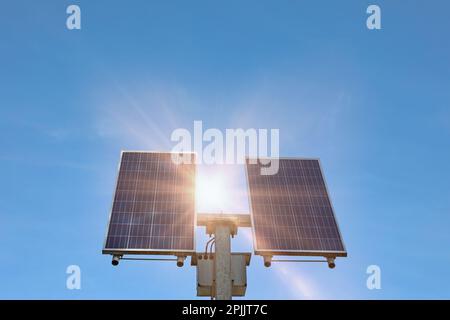 Moderne Sonnenkollektoren vor blauem Himmel, niedrige Sicht. Alternative Energie Stockfoto