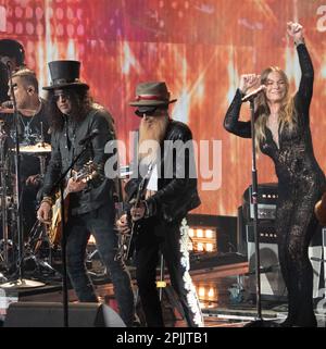 Austin, USA. 02. April 2023. Slash, Billy Gibbons und LeAnn Rimes treten am 02. April 2023 bei den CMT Music Awards 2023 im Moody Center in Austin, Texas, auf. Foto: Amy Price/imageSPACE/Sipa USA Kredit: SIPA USA/Alamy Live News Stockfoto