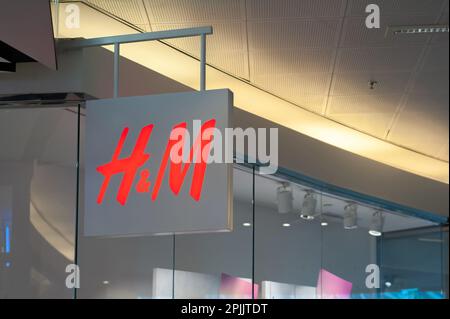 Warshaw, Polen - 14. Mai 2022: H&M Store im Einkaufszentrum Stockfoto