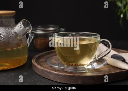 Frisch zubereiteter Buchweizentee serviert auf grauem Tisch Stockfoto