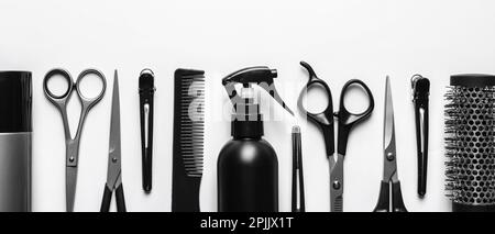 Set mit Schere und anderem Friseurzubehör auf weißem Hintergrund, flach liegend. Bannerdesign Stockfoto