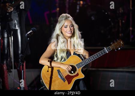 Austin Texas, USA, April 1 2023: Country-Sänger MEGAN MORONEY spielt bei den Country Music Television Awards vor dem Moody Center auf der RAM Truck Stage aufstrebende Acts. Kredit: Bob Daemmrich/Alamy Live News Stockfoto